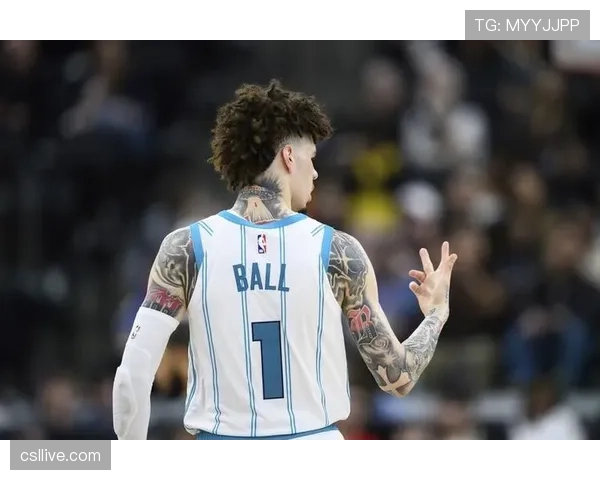 黄蜂鲍尔三分威胁巨大，但防守端投入影响其组织精力分配